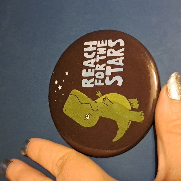 Big dinosaur button pin Reach for the stars funny - Picture 2 of 2